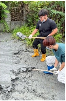 朝陽科大社工系學生投入花蓮救災圖片