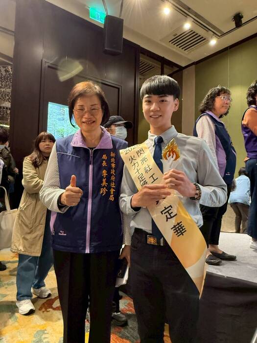 系友黃定華獲得新北市的績優社工閃亮社工火力十足獎！圖片